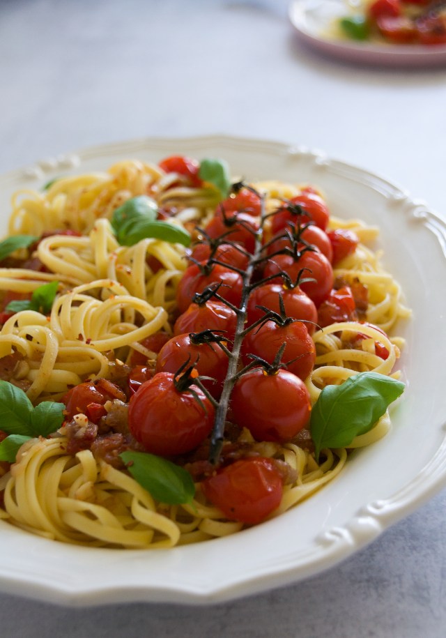 linguine with roasted cherry tomatos and bacon